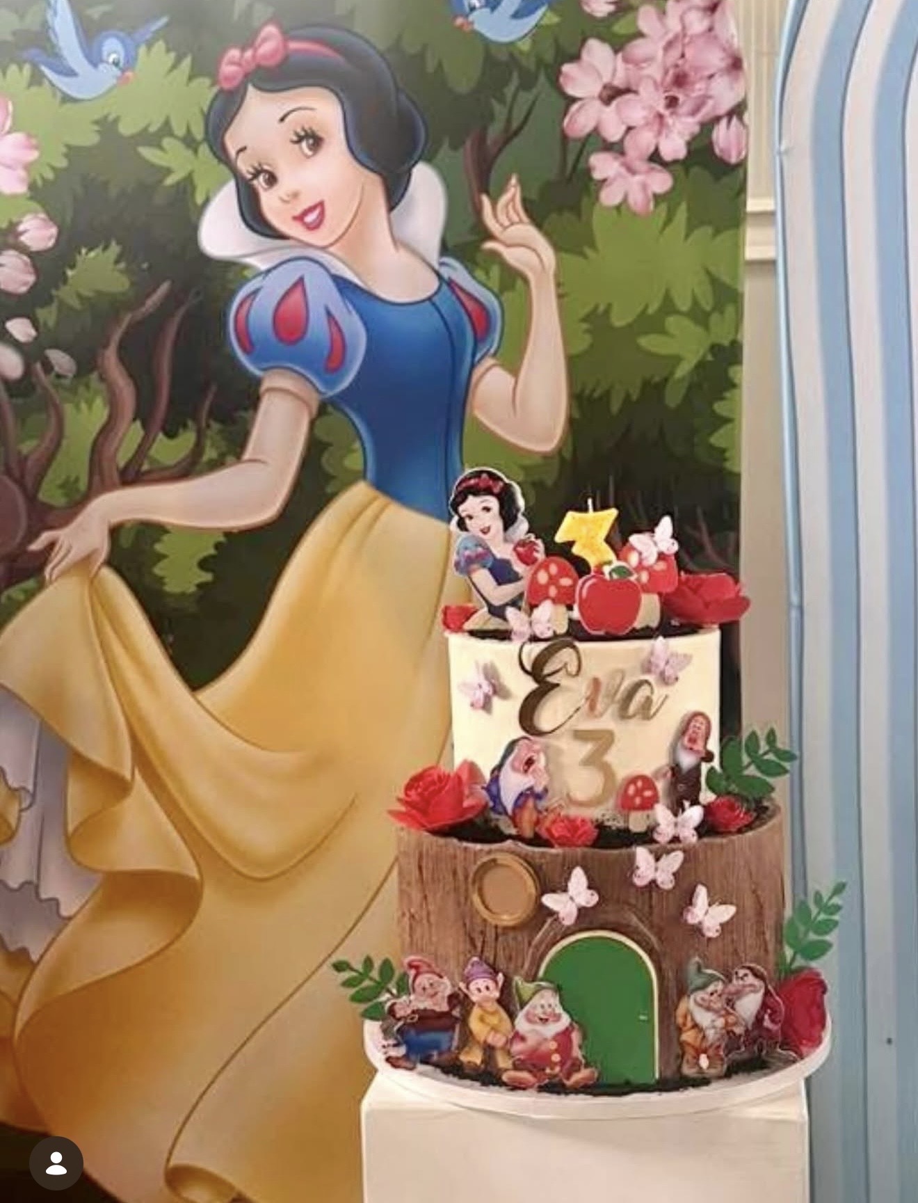 Branca de Neve — Dois andares encantados com os sete anões modelados, cogumelos, flores e borboletas de açúcar.