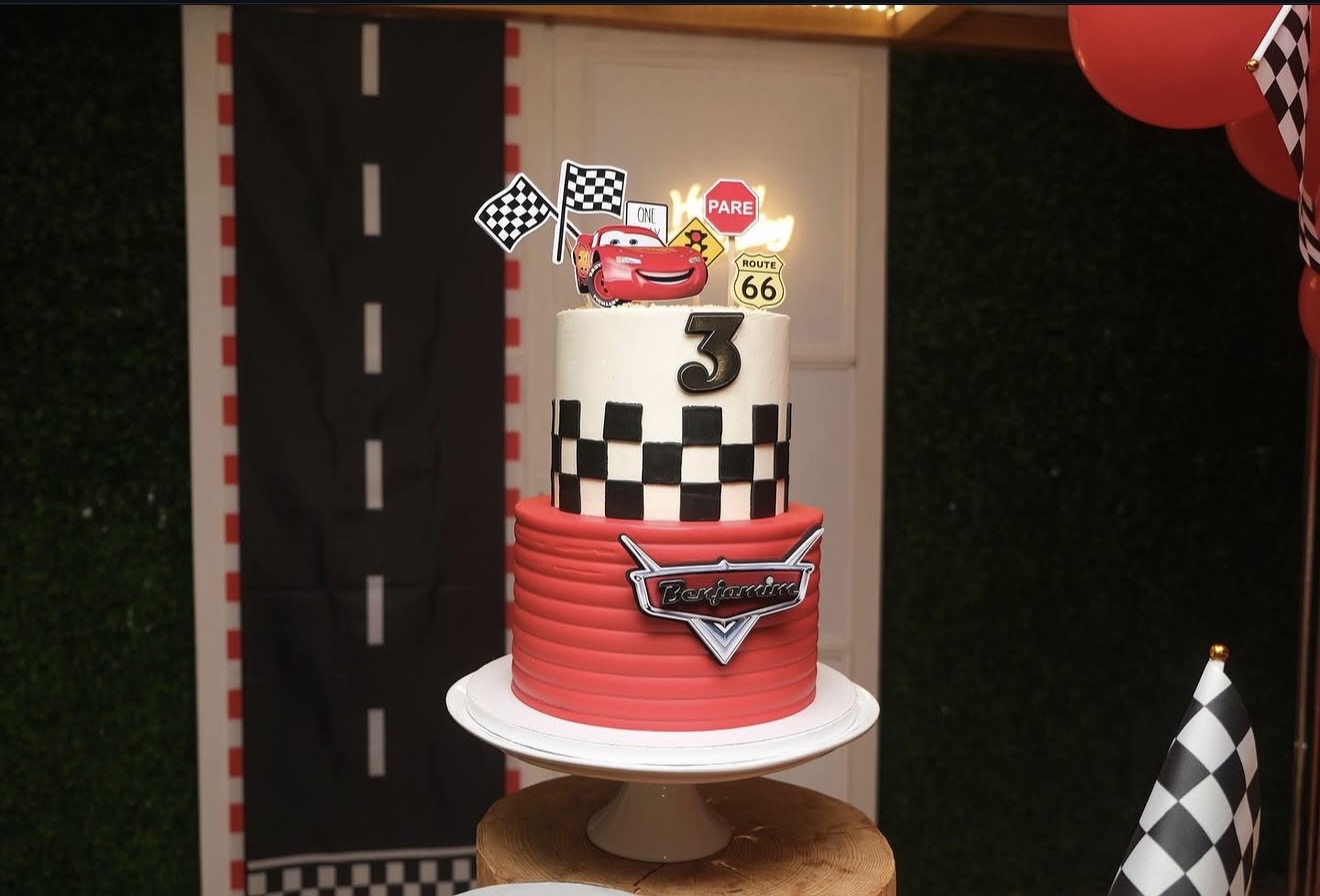 Cars — Faísca McQueen — Dois andares vermelho e branco com padrão xadrez, Faísca McQueen, bandeiras e sinais de corrida.