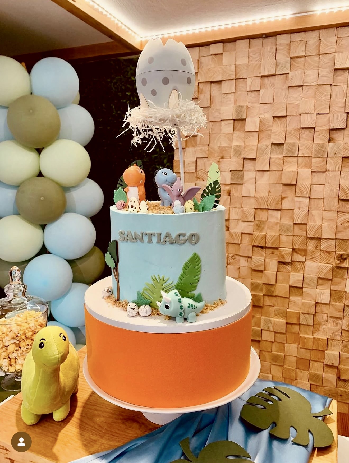 Dinos Baby — Dois andares em tons pastel com dinossauros fofos modelados, folhas tropicais e ovo a eclodir.