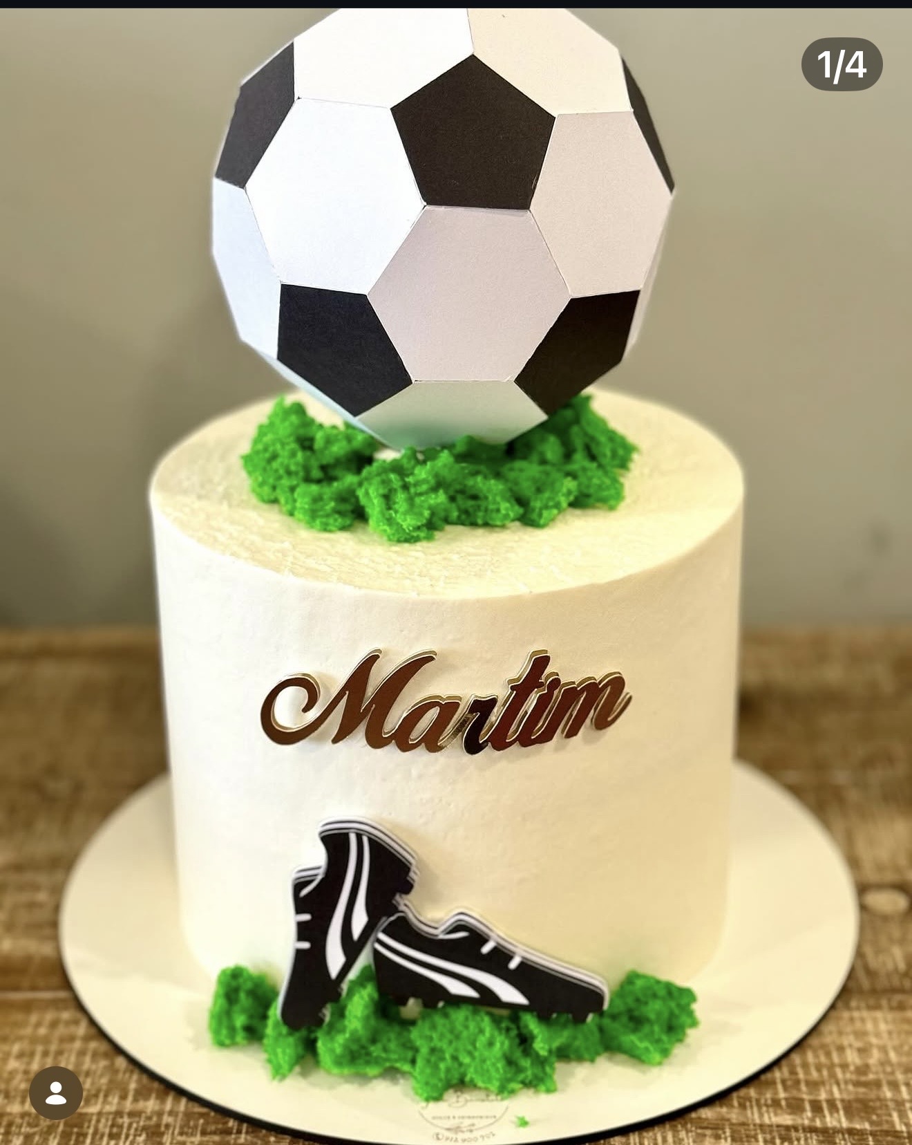 Futebol Clássico — Bolo elegante com bola de futebol 3D no topo, chuteira modelada e relva em buttercream.
