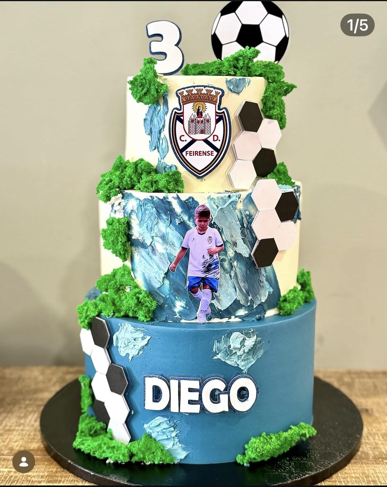 Futebol Feirense — Três andares com emblema do Feirense, bola de futebol, hexágonos, relva e foto personalizada.