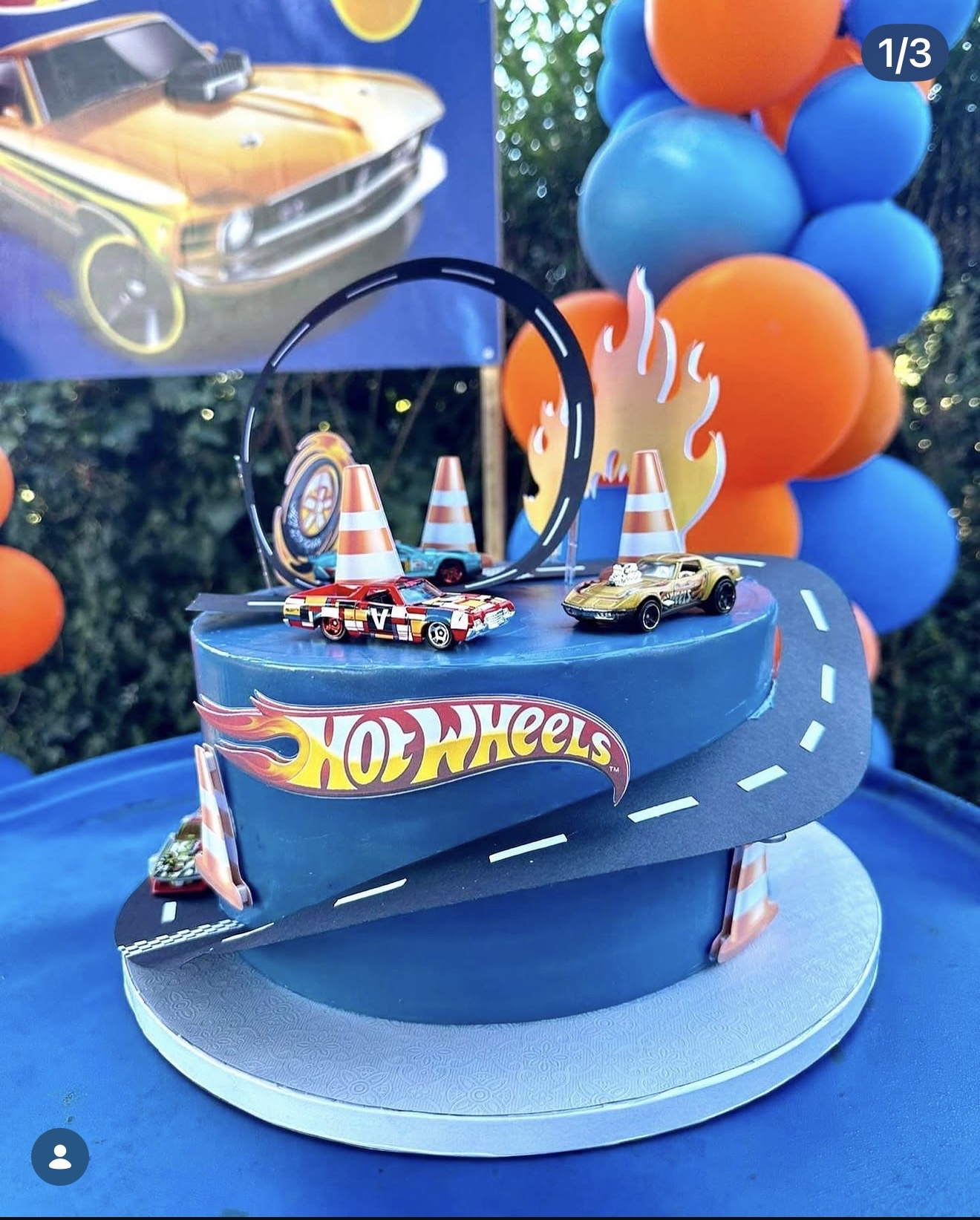 Hot Wheels — Pista em espiral com carrinhos Hot Wheels, chamas, cones e loop em tons azul e laranja.