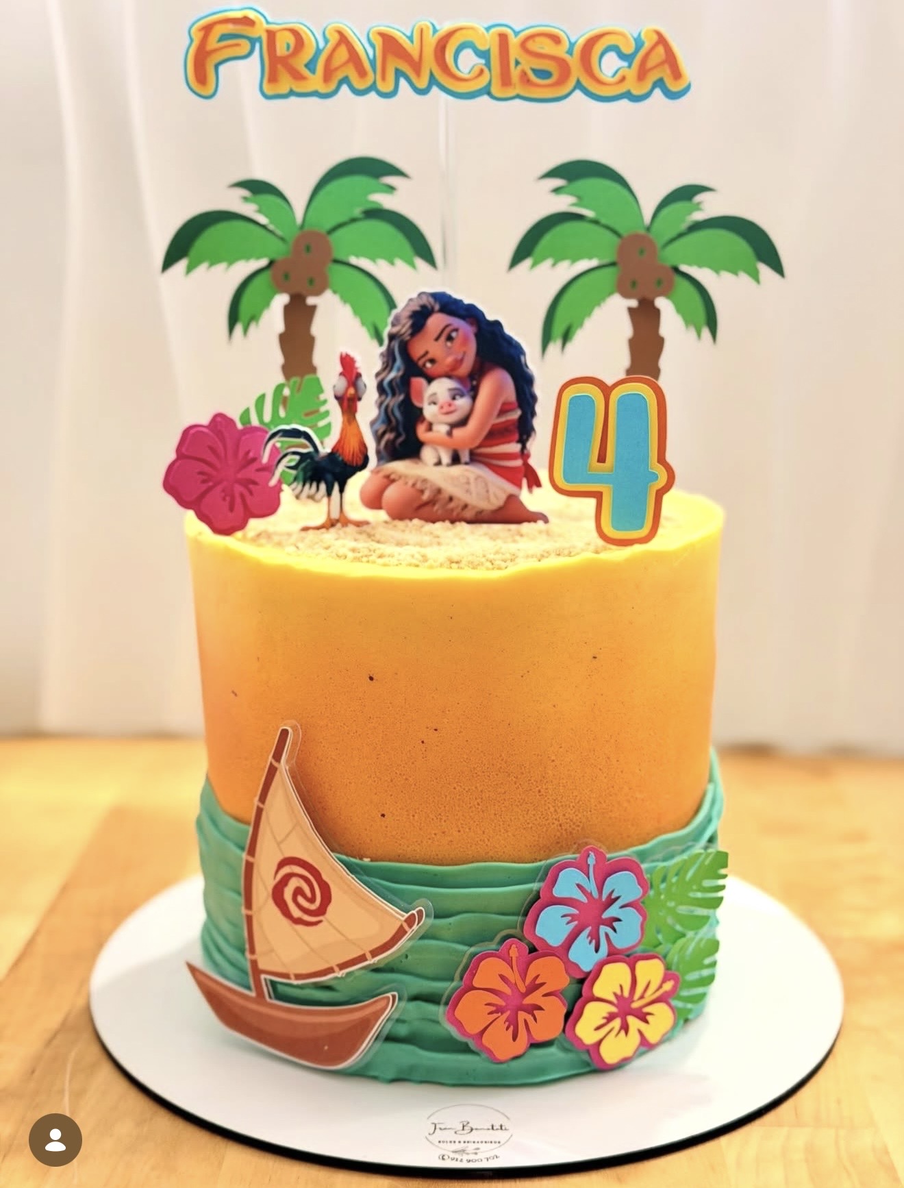 Moana Aventureira — Tema tropical com palmeiras, barco à vela, flores havaianas e tons dourados e verdes.