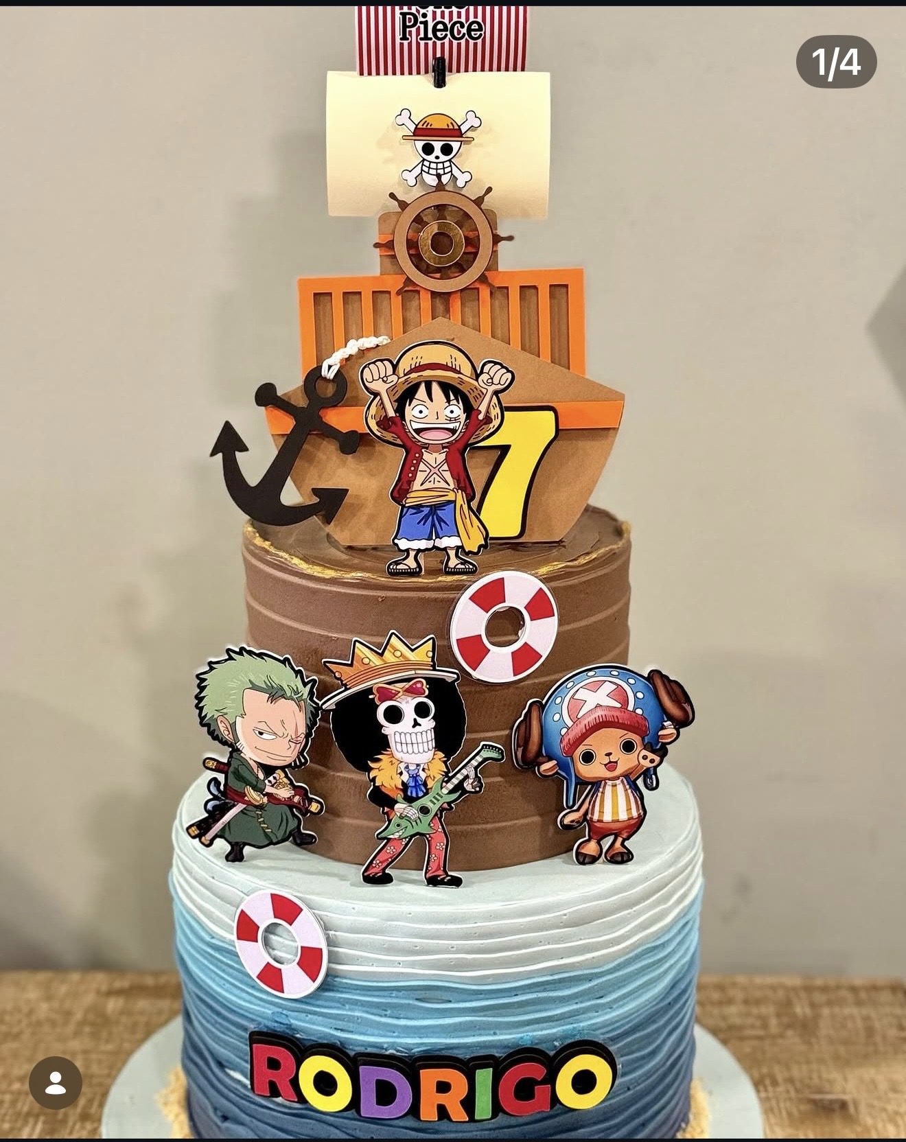 One Piece — Três andares épicos com o Luffy, Zoro, Chopper, navio pirata e ondas do mar em degradê azul.