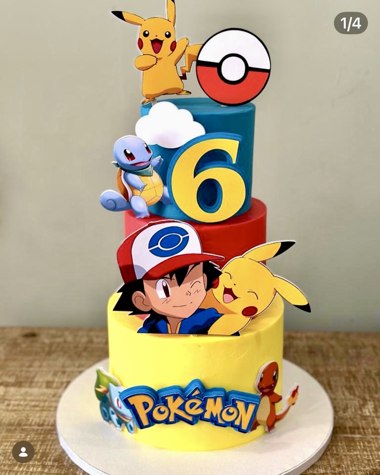 Pokémon — Três andares vibrantes com Pikachu, Ash, Squirtle, Charmander e Poké Ball no topo.