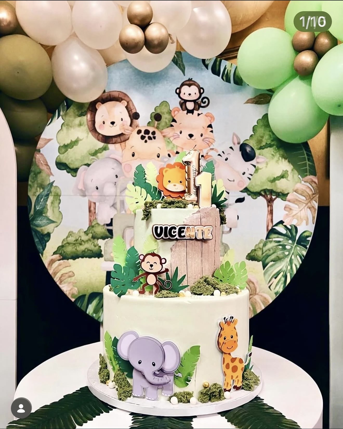 Safari Selvagem — Bolo branco com elefante, girafa, macacos e folhas monstera modeladas em tons verdes.