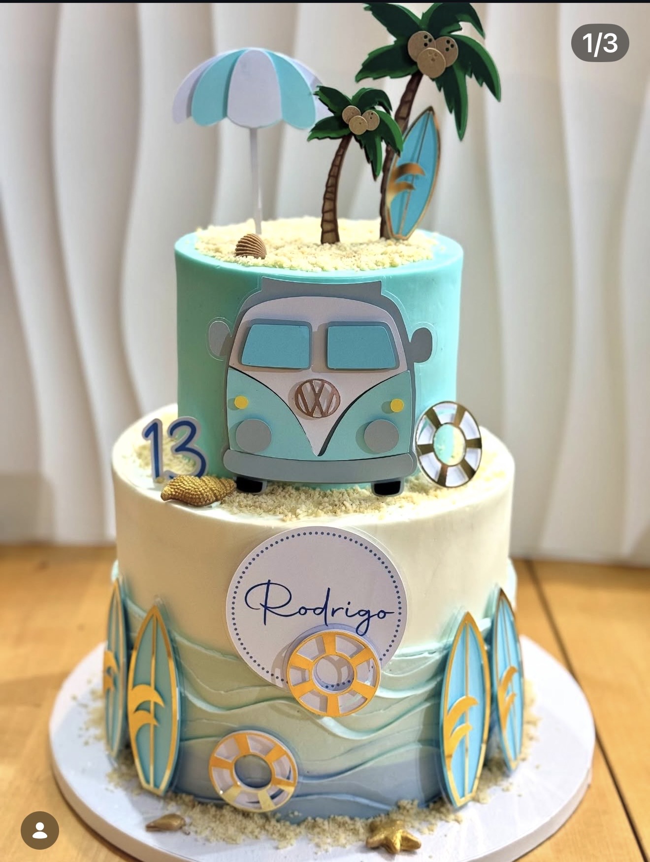 Surf & Praia — Dois andares com carrinha VW vintage, pranchas de surf, palmeiras e ondas do mar.