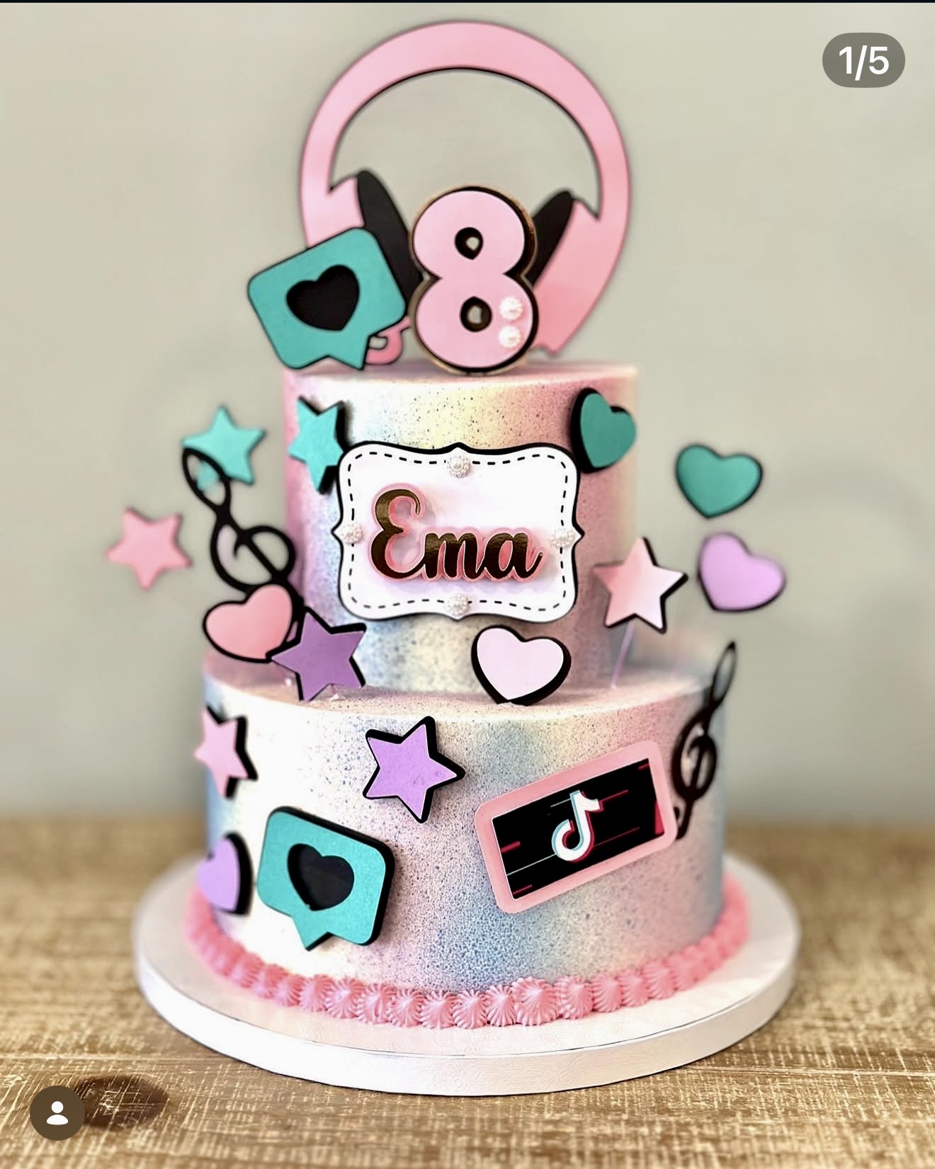 TikTok Party — Dois andares iridescentes em tons rosa e lilás com ícones TikTok, estrelas, corações e notas musicais.